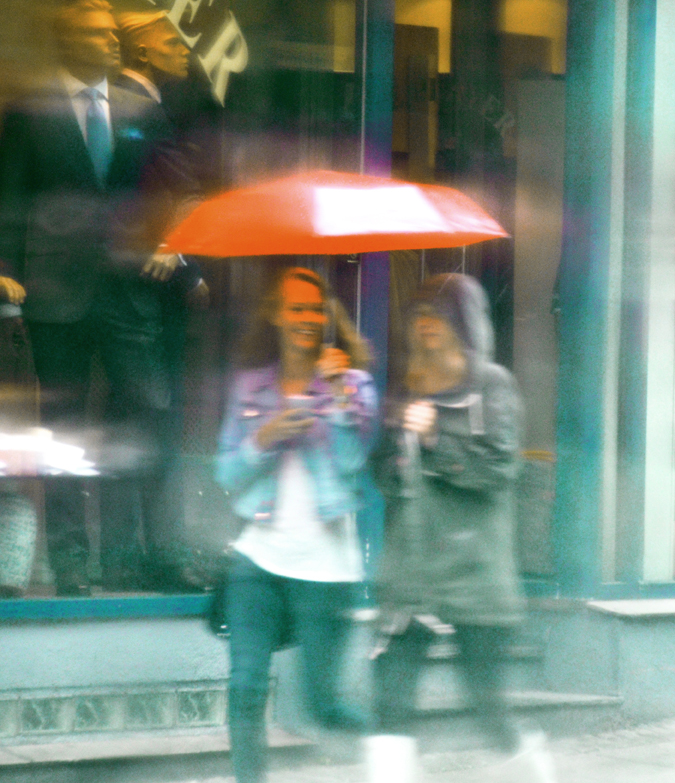 Umbrella Girls © Jan Oberg 2013