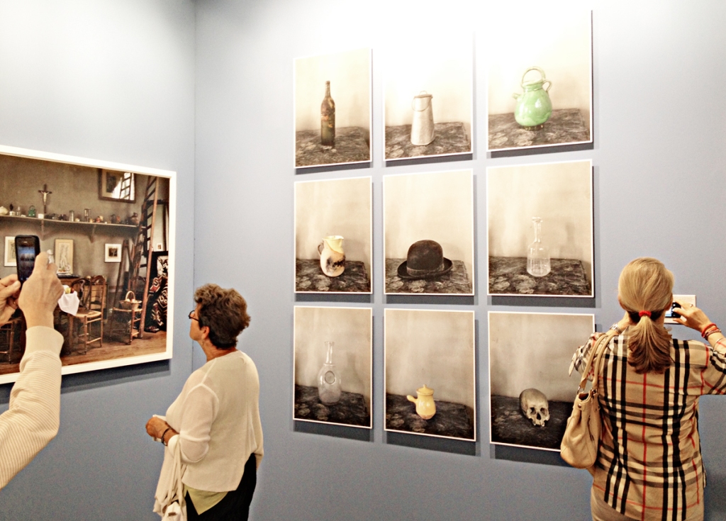 Cézanne's studioexhibit  to the left and the single objects in it to the right. By Joel Meyerowitz.
